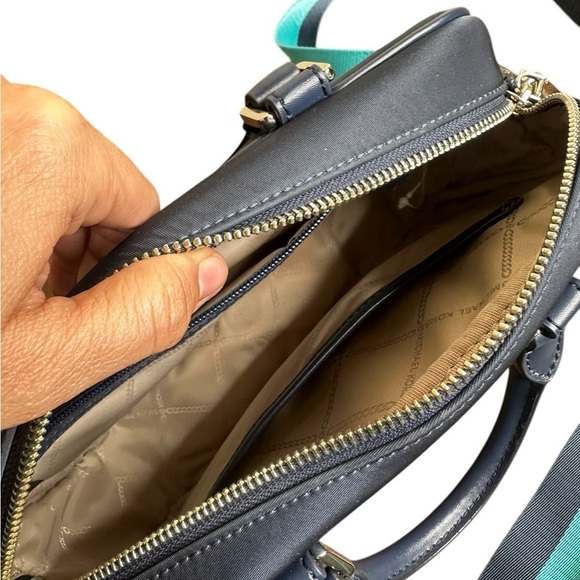 Michael Kors Elliot MD Utility Camera Navy Color Medium - Picture 4 of 8